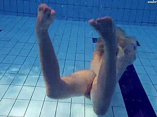 Елена Проклова, 18-годишња плавокоса девојка, постаје мокра и дивља у базену
