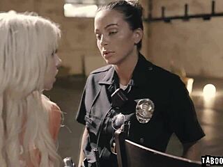 Kenzie Reeves sa necháva prebúchať lesbickou policajtkou v garáži