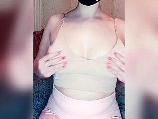 Gadis amatir dengan pantat besar dan payudara alami menanggalkan pakaiannya untuk menunjukkan tubuh perawannya