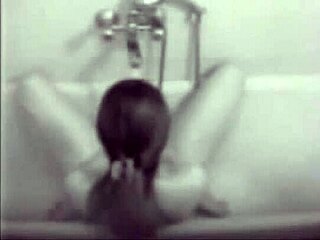 Una telecamera nascosta riprende mia sorella mentre gioca da sola in vasca