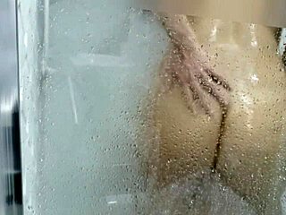 Muskularny mężczyzna rucha swoją żonę pod prysznicem z wieloma partnerami