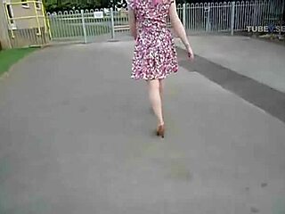 שמלת הקיץ החמודה של אשתו מפתה ברחוב