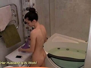 Худая подростка запечатлена скрытой камерой в ванне