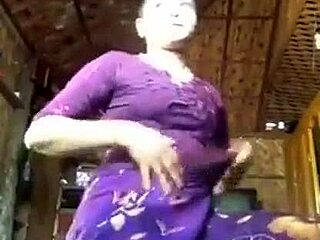 عرض منفرد للخالة مع صديقتها الهندية في فيديو MMS