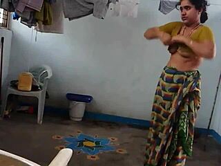 Seorang wanita India berbulu telanjang dan memamerkan ketiaknya dalam video HD