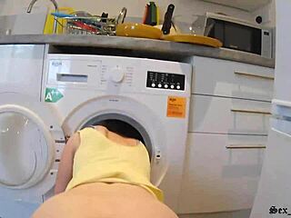 Teen med naturlige bryster blir reddet fra vaskemaskinen