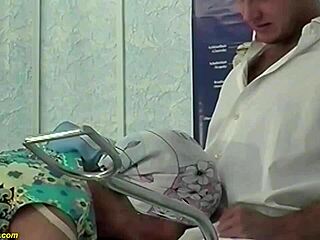 En håret bedstemor bliver hårdt slået af sin ophidsede læge på hospitalet