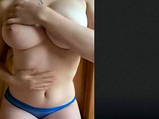 Teenager mit großen Brüsten neckt und scheitert vor der Webcam