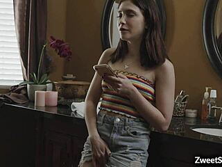 Petra Blair, tytärpuoli, kaipaa isäpuolensa huomiota ja peniksen karkeassa seksivideoissa