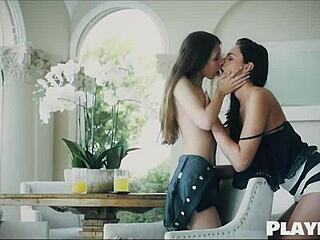 Pasangan lesbian menikmati ciuman dan jari-jari dalam video yang panas