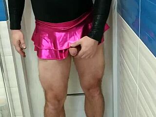 セクシー な ピンク の レオタード と 輝く スカート を 誇示 し て いる 美しい トランスジェンダー