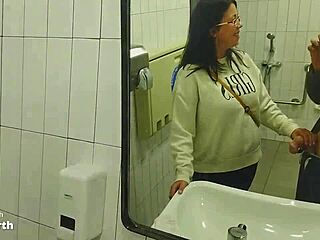 Starsi mężczyźni i młode kobiety uprawiają gorący seks w publicznej toalecie