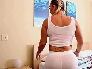 아름다운 뚱뚱한 여성 Nina Kayy의 큰 엉덩이는 카우걸 스타일로 타고 오르가즘 장면에서 삼킨다