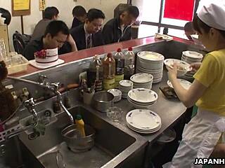 Sexo grupal de castigo de coño en un restaurante oriental con japoneses amateurs