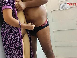 Indisk teenager får sin fisse kneppet i doggy style af en stor pik