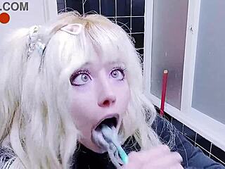 Se en sød japansk pige bruge en tandbørste og spytte i denne Hentai-video