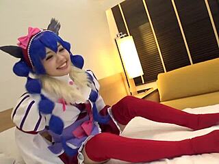 Laukean ja laukean kovaa sohvalla upean anime-tytön kanssa