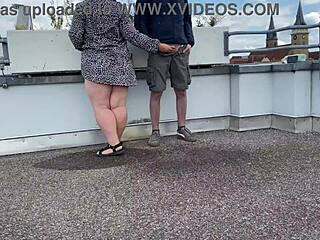 大屁股的熟女在停车场被操得毛茸茸的阴户和尿液