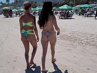 Gadis Brazil mengambil dua lelaki di pantai