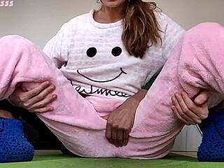 Japansk tonårsstyvsyster njuter av att retas och små bröst i pyjamas