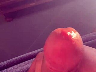 这个同性恋色情视频中的射精和前列腺液