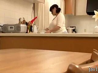 Ibu rumah tangga berpayudara besar memasak beberapa hidangan Jepang yang menyenangkan