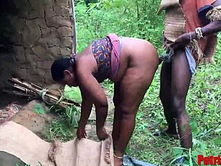 Нигеријски ловац Окоро открива Патришијино сексуално деловање на краљевском имању, показујући меке и љубазне потезе
