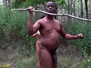 Αφρικανός με μεγάλο πέος χαϊδεύει τριχωτή ώριμη γυναίκα