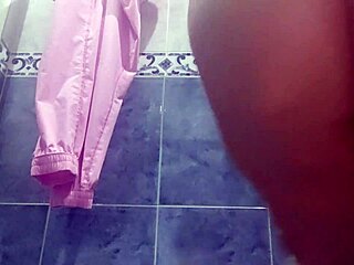 Amateurvideo van ronde stiefmoeder die urineert voor haar partner