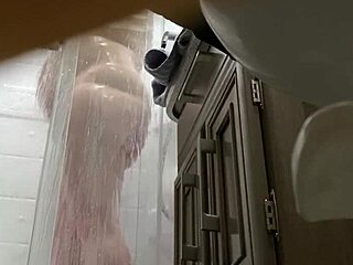 Těhotná manželka ukazuje chlupatého bobra v RV sprše