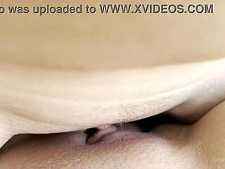 Bintang porno cantik dengan klitoris besar menikmati posisi cowgirl