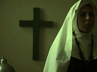 Lesbo nunnat tyydyttävät toisiaan HD-videolla