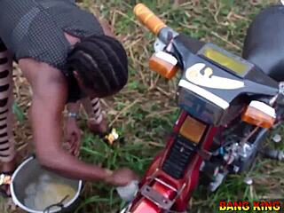 Afrikansk gangster forfører og gleder jegerkona mens hun vasker motorsykkel ved en lokal vannkilde