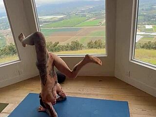 Felicity Felines: Frühmorgendliches Training und Nackt-Yoga-Session