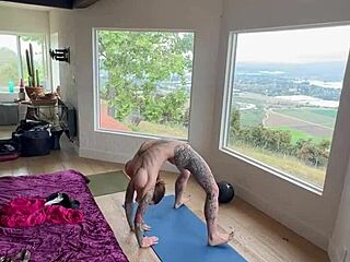 Felicity Felines se antrenează dimineața devreme și face o sesiune de yoga nud