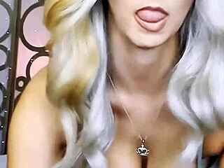 Зашеметяваща платинена блондинка с големи гърди и секси задник