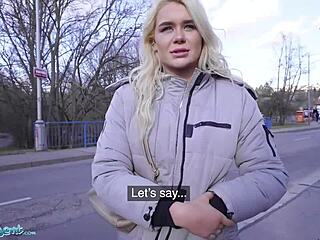 Британская туристка Джина Варни получает публичный оральный секс от чешского жеребца