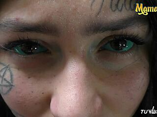 Tetovaná Latina s veľkým zadkom sa pomstí s cudzincom v POV videu