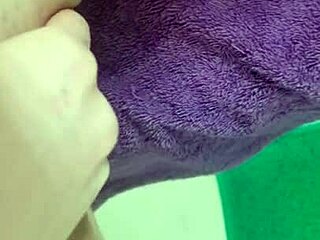HD-porno van een tiener die zichzelf natmaakt op een handdoek
