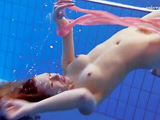 Katka Matrosovas simmar naken i poolen med stora bröst och fötter