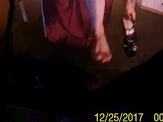 足のジョブと完璧な視野で足の射精のHDポルノビデオ