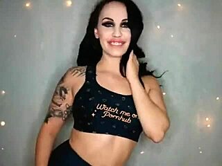 Solo kvinde Harley Blaze viser sin store røv og bevæger sig i pornohub-video