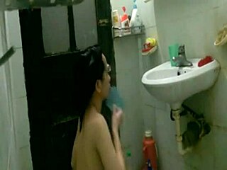Zabawka pod prysznicem z ukrytą azjatycką gwiazdą