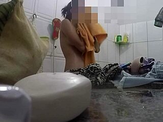 Una telecamera nascosta registra l'ora del bagno della babysitter