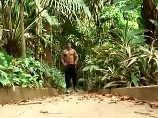 I gay brasiliani cavalcano selvaggiamente nella giungla