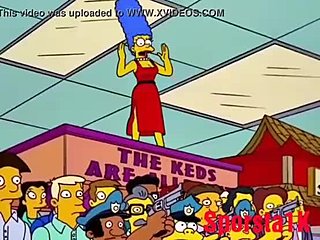 Marge predvádza svoje veľké prsia v topless videu bez cenzúry