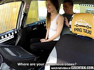 Τσέχικη ξανθιά κάνει βόλτα στο πίσω κάθισμα με κρυμμένη κάμερα στο αυτοκίνητο