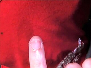 이 온라인 포르노 비디오에서 독신과 손 숭배에 대한 사랑을 즐기는 솔로 남자를 지켜보십시오