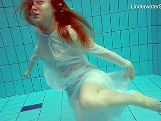 نجمة البورنو الروسية ديانا زيلينكينا تصبح رطبة وحشية في حمام السباحة