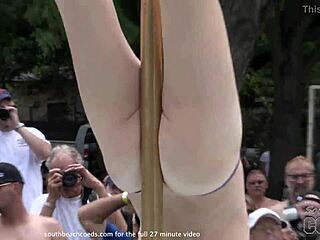 Nebraskánička nahá na verejnosti: jej prirodzené prsia a prsnaté telo zachytili kamery